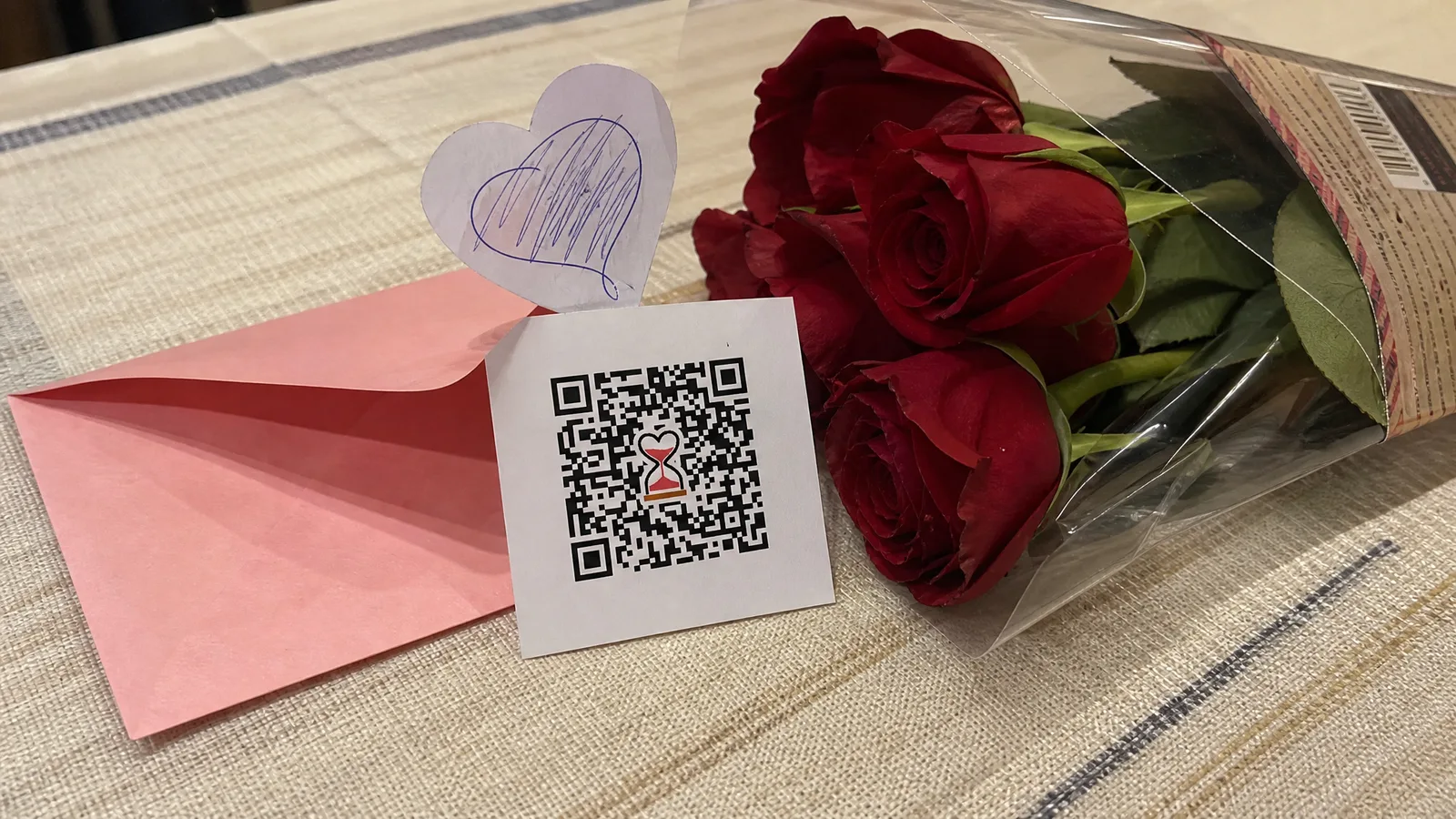 Cartão de Dia dos Namorados com QR Code estilizado e coração ao centro